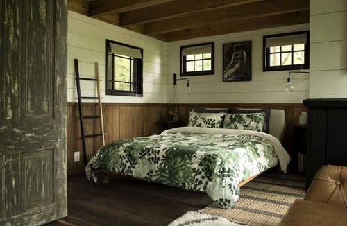 Flintstone Cabin | Romantic Tree House near Chattanooga in the North Georgia Woodlands