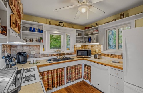 Sleepy Hollow House | Rooftop deck, view, hot tub, pets, wifi, EV charger, lake access, fire pit