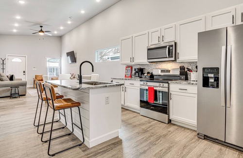 Near Eastside House | Rooftop Lounge & City Views! 3BR 3 Mi to Dtwn Indy
