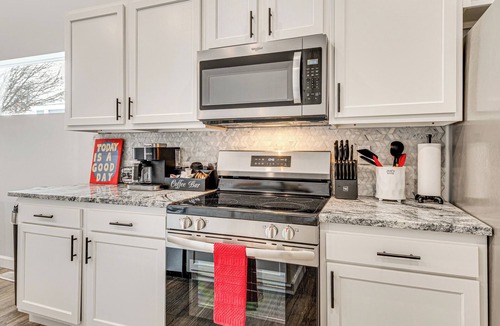 Near Eastside House | Rooftop Lounge & City Views! 3BR 3 Mi to Dtwn Indy