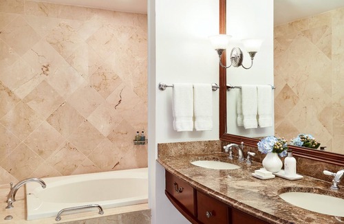 Irvington Hotel | Room Overlooking Calm Waters | Relaxing Getaway w/Seasonal Pool, Courtyard