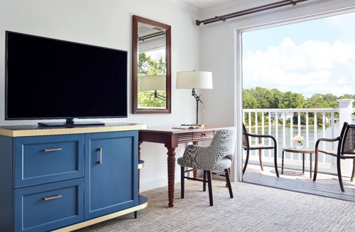 Irvington Hotel | Room Overlooking Calm Waters | Relaxing Getaway w/Seasonal Pool, Courtyard