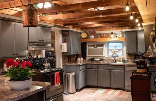 Saint Andrews House | Rooster's Roost of Bells Cove - 15 Minutes from the Caverns!