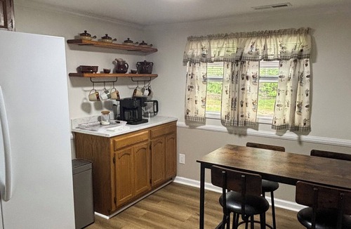 Redstar House | Rose's Hideaway, Sleeps 4+, Large Deck, Fire-Pit, Close to NRG & State Parks