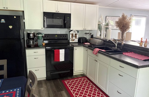 Big Creek Cottage | Rosey's Retreat Charming 2-bedroom Country Cottage in LaFollette, Tennessee WiFi