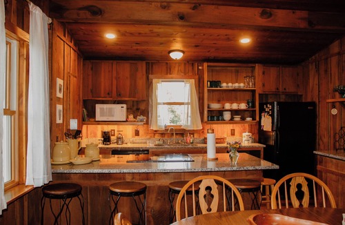 Rumsey Cabin | Rustic 1800s' Log Cabin with Modern Amenities on an Old Farm close to Owensboro