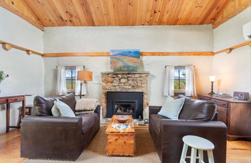 Batesville Apartment | Rustic Bailey's Retreat Cabin Near Wineries!