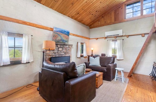 Batesville Apartment | Rustic Bailey's Retreat Cabin Near Wineries!