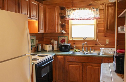 Nelsonville Cabin | Rustic Hawk's Nest Cabin Nestled in the Woods located near Hocking Hills