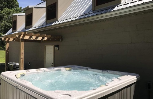 Gnaw Bone House | Rustic meets industrial: pet-friendly barn with near Nashville, Indiana!