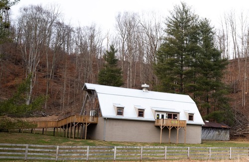Gnaw Bone House | Rustic meets industrial: pet-friendly barn with near Nashville, Indiana!