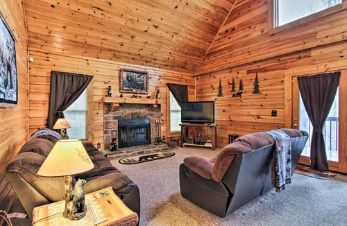 Sevierville House | Rustic Sevierville Cabin w/Covered Porch!