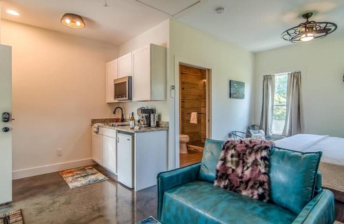 Edgehill Apartment | Rustic Studio Walkable to Music Row! by Stay Local Nashville