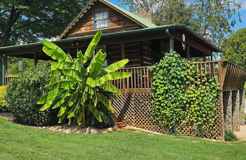 Dobson Cabin | Rustic Tobacco Cabin at Hidden Vineyard
