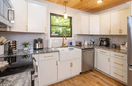 Primrose Cabin | S'more Memories-Cold Plunge, Sauna & Hot Tub Wellness Retreat