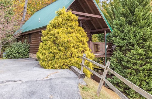 Black Bear Falls Cabin | Saddle Ridge, 2 Bedrooms, Sleeps 8, Hot Tub, Pool Table, Arcade, Views