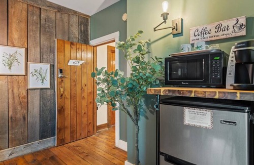 Townsend Hotel | Sage Haven Room - Peaceful Lodge Stay with Fireplace