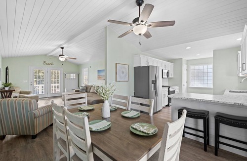 Tranquil Harbour House | Saltwater Social- Golf Cart. Easy walk to the beach. Family friendly oasis