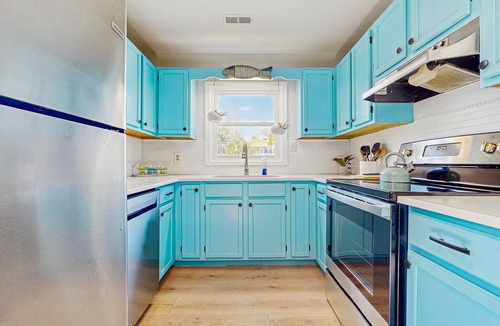 Long Beach Cottage | Salty Pearl: Dog-friendly coastal home with enclosed yard, fire pit and close to beach