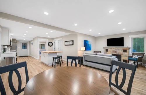 Gowen Cottage | Sandyside: Fall Thomas Lake Retreat | Cozy Fireplace + Lakefront Views