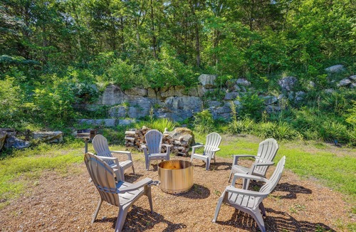Lookout Valley Neighborhood Association Cottage | Scenic Mtn Retreat w/Wooded Backyard + Fire Pit!