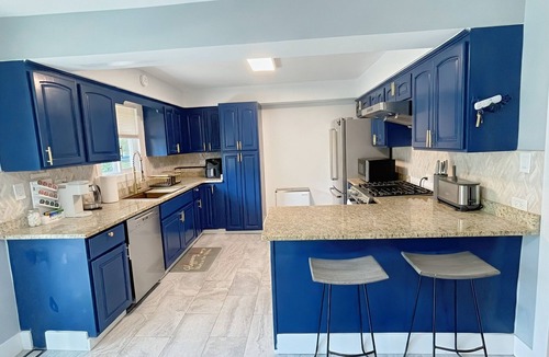 Forestview House | Schaumburg Modern 4BR Farmhouse w/Private Master & Sleeps 9. Families & groups