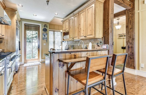 Mountain Air Condo | Screened Porch + Mtn Views: Luxe Burnsville Condo