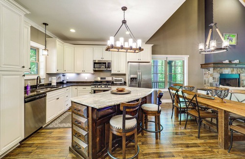 Frank House | Screened Porch! Wooded Getaway in North Cove