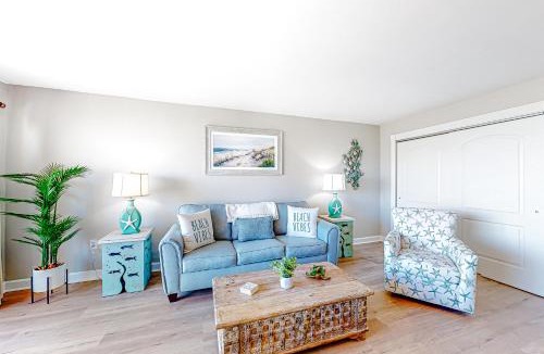 Myrtle Beach Apartment | Sea Breeze Splendor