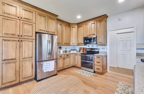 Edwardsville House | Seaglass Sands - Spacious family home - Private Beach - Kayaks - Game Room
