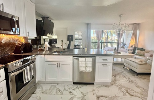 Jupiter Bay Condo | Seaside Modern Elegance and 3 minute Walk to the Beach