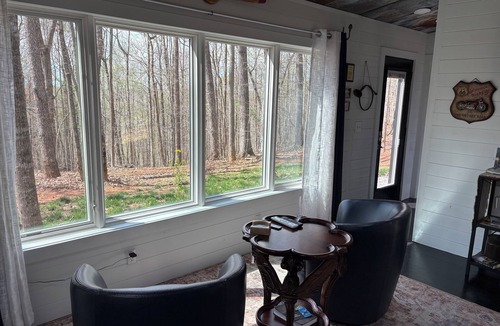 Byrdstown Cabin | Secluded 1 br cabin getaway with AC, WiFi in charming Byrdstown on Dale Hollow