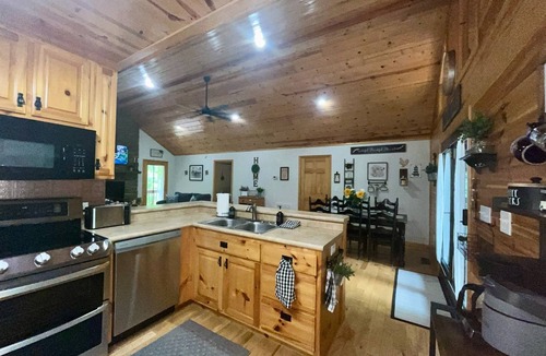 Unaka Cabin | Secluded Blue Ridge-Ocoee cabin, FULL porch, fireplace, pool table, pet friendly