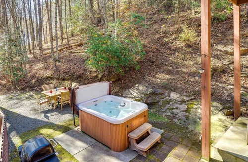 Williamstown Cabin | Secluded Cabin on Creek with Hot Tub
