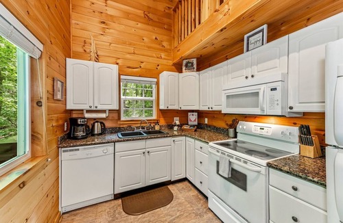 Fort Payne Cabin | Secluded Cozy Wooden Cabin in Fort Payne, Alabama