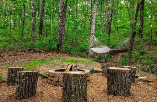 Fort Payne Cabin | Secluded Cozy Wooden Cabin in Fort Payne, Alabama