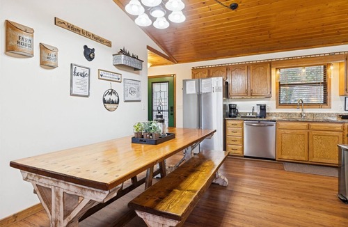 Wears Valley Cabin | Secluded Cubs Den Retreat in Wears Valley – Sleeps 10, Hot Tub, Pool Table, Dog-Friendly