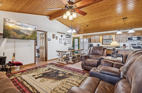 Wears Valley Cabin | Secluded Cubs Den Retreat in Wears Valley – Sleeps 10, Hot Tub, Pool Table, Dog-Friendly