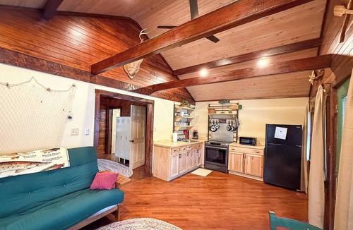 Brookport House | Secluded Lakefront Cabin with Hot Tub - Near Shawnee