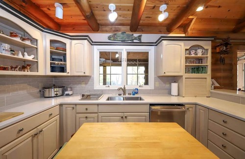 Kuttawa Cabin | Secluded Lakeside Lodge with Private 5-Acre Fishing Lake and Hot Tub Near Lake Barkley, Kentucky