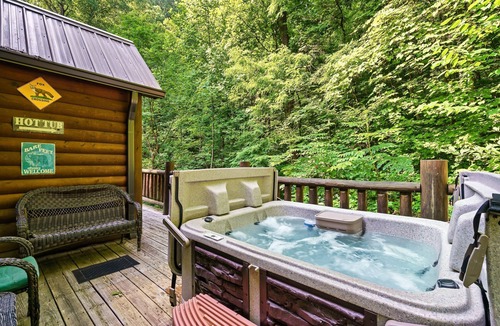 Wears Valley Cabin | 🌞SECLUDED PARADISE🌞 New HOT TUB! Close to GSM/PF/GB🌲