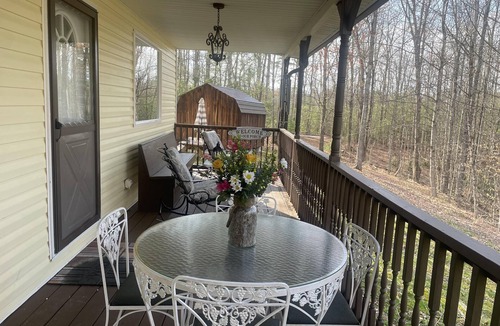 Rogers Cabin | Secluded Red River Gorge Large Group Cabin with a Hot Tub and Wi-Fi