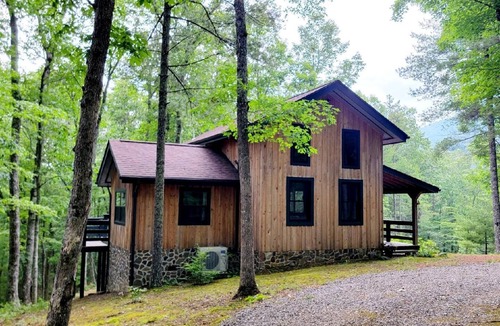Wytheville Cottage | Secluded ridge top wilderness retreat with fast wifi and all the comforts