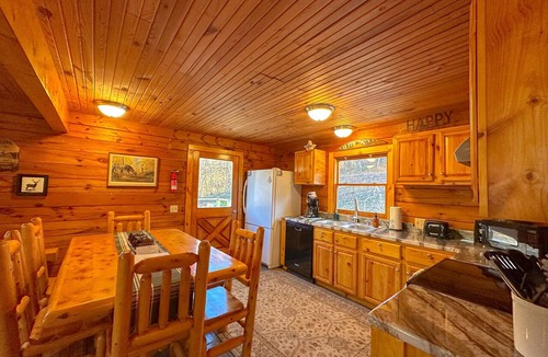 West Columbia Cabin | Secluded Wilderness Lodge in Athens OH w/hot tub