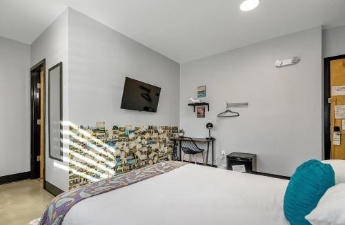 Pacific Hotel | Second floor queen room for 2 with kitchen access