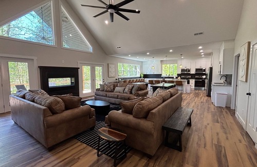 La Follette House | Secret Gem NEW Lakefront 8bdrm-sleeps 34, Dbl Deck Dock &Slide &2 Covered Slips