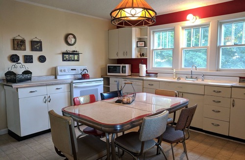 Williamstown House | See why everyone loves it here! 1.5 miles to Ark.