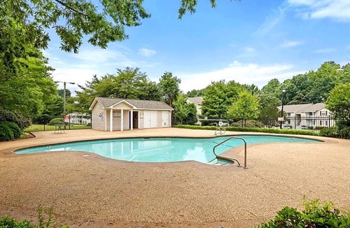 Greensboro Condo | Serene 2-bedroom condo with AC in charming Greensboro