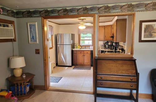 Melrose Cottage | Serene 3-bedroom cottage with AC in charming West Suffield