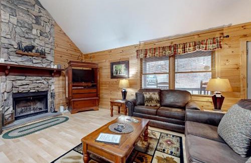 Townsend House | Serene Cabin Sleeps 6 Fire Pit Porch Hot Tub